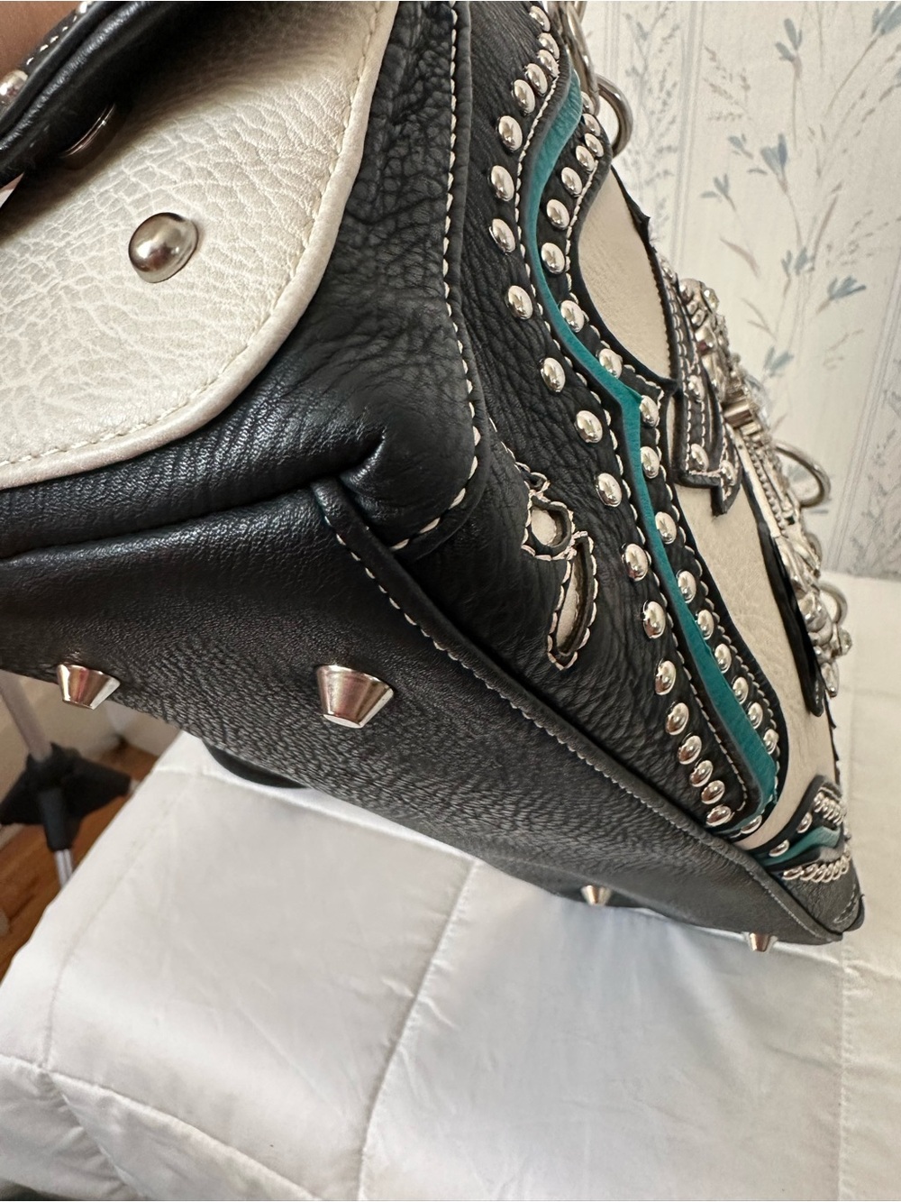 P & G Western-inspired Rhinestone Cross Concealed Carry Shoulder Bag - Picture 11 of 16